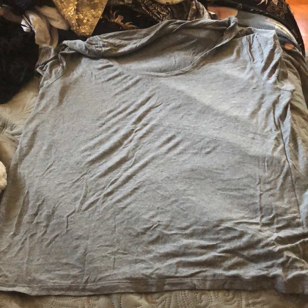 A short sleeve gray top